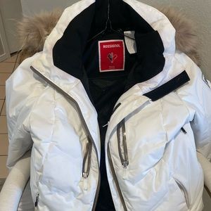 Beautiful white ski jacket with faux fur!